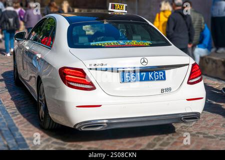 Cordova, Spagna - 28 ottobre 2024: Taxi bianco in attesa per strada. Foto Stock