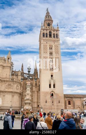 Cordova, Spagna - 28 ottobre 2024: Vista della città con la cattedrale di Siviglia e la torre Giralda. Foto Stock