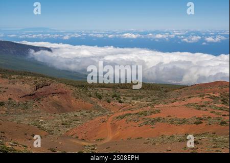 Un'enorme inversione di nuvole sulla costa di Tenerife, Spagna. Le nuvole sono viste dal monte Teide, la vetta più alta della Spagna e un vulcano attivo Foto Stock