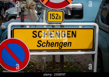 Entrando in un piccolo villaggio vinicolo in Lussemburgo sulla Mosella, il confine comprende i confini a tre punti di Germania, Francia, Lussemburgo, segnando la località di Sche Foto Stock