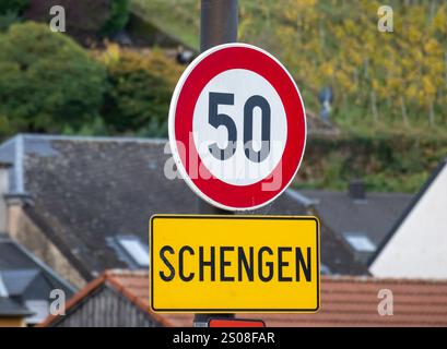Entrando in un piccolo villaggio vinicolo in Lussemburgo sulla Mosella, il confine comprende i confini a tre punti di Germania, Francia, Lussemburgo, segnando la località di Sche Foto Stock