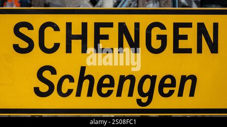 Entrando in un piccolo villaggio vinicolo in Lussemburgo sulla Mosella, il confine comprende i confini a tre punti di Germania, Francia, Lussemburgo, segnando la località di Sche Foto Stock