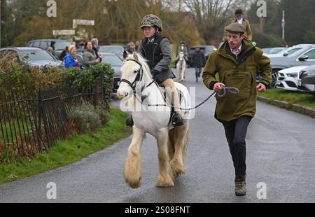 Essex con agricoltori e Union Hunt centinaia di persone vi partecipano mentre l'Essex con Farmers e Union Hunt parte per la sua corsa annuale del giorno di Santo Stefano dal Chequers Pub nel villaggio rurale dell'Essex di Matching Green nel Regno Unito. L'Essex Hunt si è riunita regolarmente a Matching Green fin dall'inizio del XIX secolo, anche se dal 2004 Hunting Act non è stato permesso di usare cani per inseguire e uccidere volpi. Corrispondente Green Essex Regno Unito Copyright: XMartinxDaltonx Essex Hunt261224 MD 110 Foto Stock