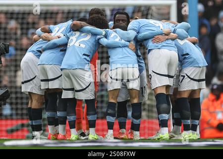 Manchester, Regno Unito. 26 dicembre 2024. Manchester City Group huddle durante la partita di Premier League Manchester City vs Everton all'Etihad Stadium, Manchester, Regno Unito, 26 dicembre 2024 (foto di Mark Cosgrove/News Images) a Manchester, Regno Unito il 12/26/2024. (Foto di Mark Cosgrove/News Images/Sipa USA) credito: SIPA USA/Alamy Live News Foto Stock