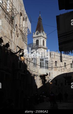 Torre dell'orologio del monastero cattolico francescano di San Salvatore o Monastero di San Salvador vicino alla porta nuova nel quartiere cristiano della città vecchia di Gerusalemme Foto Stock