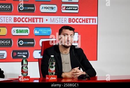 Monza, Italia. 26 dicembre 2024. Il capo-allenatore dell'AC Monza Salvatore Bocchetti durante la sua prima conferenza stampa, allo stadio U-Power di Monza, Italia - giovedì 26 dicembre 2024. Sport - calcio (foto AC Monza/LaPresse di Studio Buzzi) credito: LaPresse/Alamy Live News Foto Stock