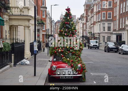 Londra, Regno Unito. 26 dicembre 2024. Un piccolo albero di Natale fuori dal ristorante Koyn a Mayfair il giorno di Santo Stefano. Crediti: Vuk Valcic/Alamy Live News Foto Stock