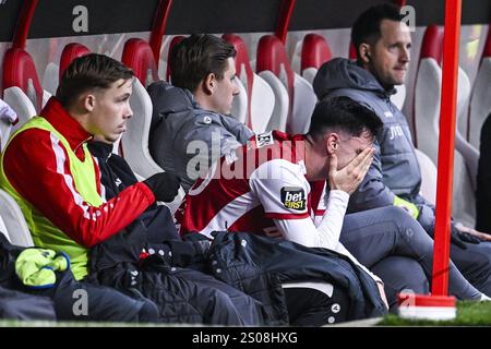 Anversa, Belgio. 26 dicembre 2024. Jelle Bataille di Anversa lascia il campo dopo essersi infortunato durante una partita di calcio tra Royal Anversa FC e KRC Genk, giovedì 26 dicembre 2024 ad Anversa, il giorno 20 della stagione 2024-2025 della prima divisione del campionato belga "Jupiler Pro League". BELGA PHOTO TOM GOYVAERTS credito: Belga News Agency/Alamy Live News Foto Stock