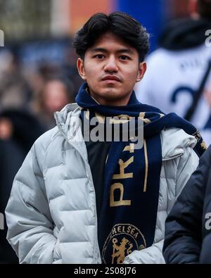 I tifosi arrivano allo Stamford Bridge prima della partita di Premier League Chelsea vs Fulham allo Stamford Bridge, Londra, Regno Unito, 26 dicembre 2024 (foto di Izzy Poles/News Images) Foto Stock