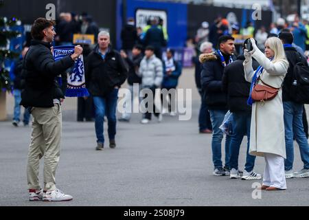 I tifosi arrivano allo Stamford Bridge prima della partita di Premier League Chelsea vs Fulham allo Stamford Bridge, Londra, Regno Unito, 26 dicembre 2024 (foto di Izzy Poles/News Images) Foto Stock