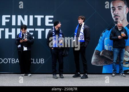 I tifosi arrivano allo Stamford Bridge prima della partita di Premier League Chelsea vs Fulham allo Stamford Bridge, Londra, Regno Unito, 26 dicembre 2024 (foto di Izzy Poles/News Images) Foto Stock