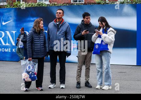 I tifosi arrivano allo Stamford Bridge prima della partita di Premier League Chelsea vs Fulham allo Stamford Bridge, Londra, Regno Unito, 26 dicembre 2024 (foto di Izzy Poles/News Images) Foto Stock