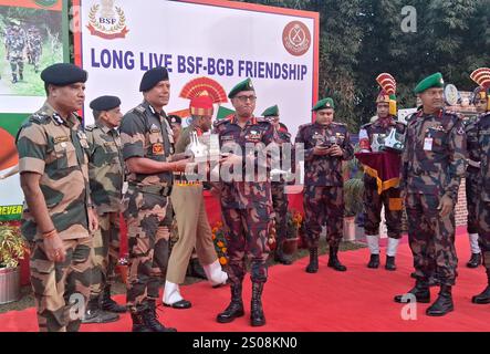 Siliguri, India. 25 dicembre 2024. Daljit Singh Chawdhary(L) il direttore generale della Border Security Force (BSF) passa momento all'ufficiale della Guardia di frontiera del Bangladesh (BGB) presso l'avamposto di Fulbari alla periferia di Siliguri il 25 dicembre 2024. (Foto di Diptendu Dutta/Sipa USA) credito: SIPA USA/Alamy Live News Foto Stock