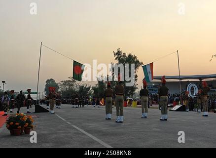 Siliguri, India. 25 dicembre 2024. Parata congiunta di ritiro delle forze di sicurezza dei confini indiane (BSF) e delle guardie di frontiera del Bangladesh (BGB) come Daljit Singh Chawdhary il direttore generale della forza di sicurezza dei confini (BSF) è presente (non nella foto) anche all'avamposto di Fulbari, alla periferia di Siliguri, il 25 dicembre 2024. (Foto di Diptendu Dutta/Sipa USA) credito: SIPA USA/Alamy Live News Foto Stock