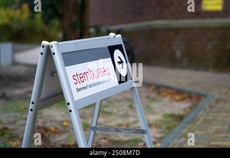 Segno giallo che si riferisce al seggio elettorale per le elezioni nei Paesi Bassi. Stemlokaal voor verkiezingen. Foto Stock