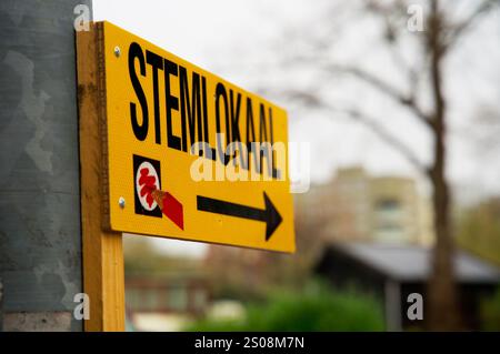 Segno giallo che si riferisce al seggio elettorale per le elezioni nei Paesi Bassi. Stemlokaal voor verkiezingen. Foto Stock
