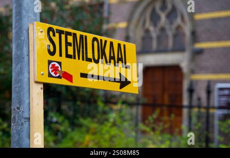 Segno giallo che si riferisce al seggio elettorale per le elezioni nei Paesi Bassi. Stemlokaal voor verkiezingen. Foto Stock