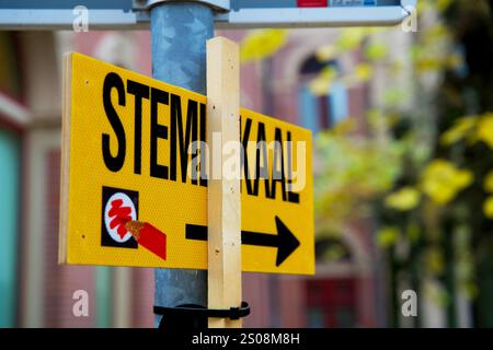 Segno giallo che si riferisce al seggio elettorale per le elezioni nei Paesi Bassi. Stemlokaal voor verkiezingen. Foto Stock