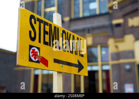 Segno giallo che si riferisce al seggio elettorale per le elezioni nei Paesi Bassi. Stemlokaal voor verkiezingen. Foto Stock
