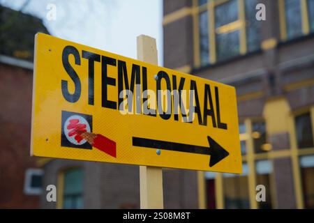 Segno giallo che si riferisce al seggio elettorale per le elezioni nei Paesi Bassi. Stemlokaal voor verkiezingen. Foto Stock