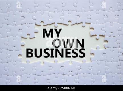 Il simbolo della mia azienda. Parole concettuali My Own Business on white puzzle. Splendido sfondo bianco Business e My Own Business Concept. Copia spazio. Foto Stock