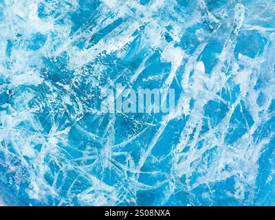 Strisce bianche astratte su sfondo blu creativo dipinto a mano, texture del pennello, pittura acrilica. Arte moderna. Foto Stock