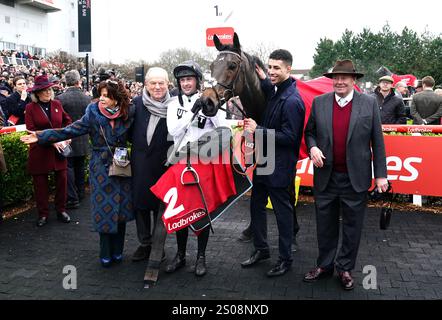 Jockey Nico de Boinville (terza a sinistra), allenatore Nicky Henderson (a destra) e proprietario del cavallo Constitution Hill, Michael Buckley, festeggiano dopo aver vinto l'ostacolo natalizio di Ladbrokes nel King George vi Chase Day al Kempton Park Racecourse, Sunbury-on-Thames, Surrey. Data foto: Giovedì 26 dicembre 2024. Foto Stock