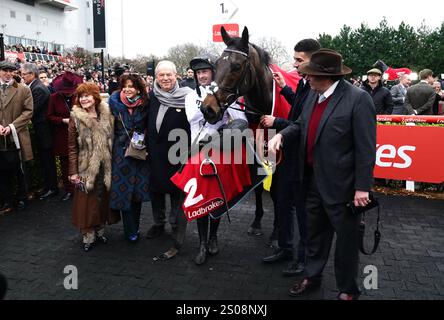 Jockey Nico de Boinville (terza a sinistra), allenatore Nicky Henderson (a destra) e proprietario del cavallo Constitution Hill, Michael Buckley, festeggiano dopo aver vinto l'ostacolo natalizio di Ladbrokes nel King George vi Chase Day al Kempton Park Racecourse, Sunbury-on-Thames, Surrey. Data foto: Giovedì 26 dicembre 2024. Foto Stock