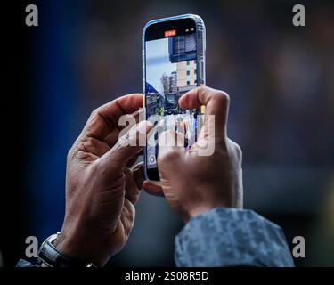 I tifosi aspettano che il Chelsea arrivi prima della partita di Premier League Chelsea vs Fulham allo Stamford Bridge, Londra, Regno Unito. 26 dicembre 2024. (Foto di Izzy Poles/News Images) a Londra, Regno Unito il 12/26/2024. (Foto di Izzy Poles/News Images/Sipa USA) credito: SIPA USA/Alamy Live News Foto Stock