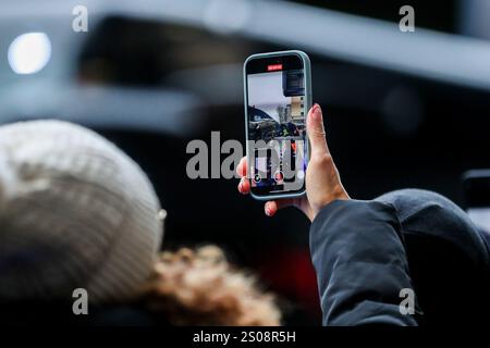 I tifosi aspettano che il Chelsea arrivi prima della partita di Premier League Chelsea vs Fulham allo Stamford Bridge, Londra, Regno Unito. 26 dicembre 2024. (Foto di Izzy Poles/News Images) a Londra, Regno Unito il 12/26/2024. (Foto di Izzy Poles/News Images/Sipa USA) credito: SIPA USA/Alamy Live News Foto Stock