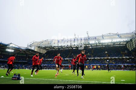I giocatori del Fulham si scaldano in vista della partita di Premier League allo Stamford Bridge di Londra. Data foto: Giovedì 26 dicembre 2024. Foto Stock