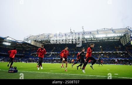 I giocatori del Fulham si scaldano in vista della partita di Premier League allo Stamford Bridge di Londra. Data foto: Giovedì 26 dicembre 2024. Foto Stock