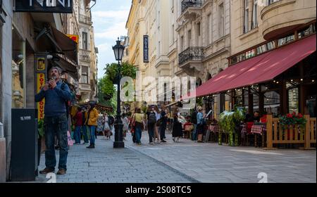 Budapest, Ungheria - 17 settembre 2024: Via dello shopping Vaci nel centro di Budapest. Foto di alta qualità Foto Stock