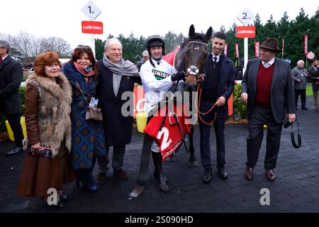 Jockey Nico de Boinville (centro a sinistra), allenatore Nicky Henderson (destra) e proprietario del cavallo Constitution Hill, Michael Buckley (terzo a sinistra), festeggiano dopo aver vinto l'ostacolo natalizio di Ladbrokes al King George vi Chase Day al Kempton Park Racecourse, Sunbury-on-Thames, Surrey. Data foto: Giovedì 26 dicembre 2024. Foto Stock