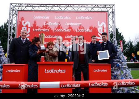 Jockey Nico de Boinville (centro a destra), allenatore Nicky Henderson (terzo a destra) e proprietario del cavallo Constitution Hill, Michael Buckley (quarto a sinistra), festeggiano dopo aver vinto l'ostacolo natalizio di Ladbrokes al King George vi Chase Day al Kempton Park Racecourse, Sunbury-on-Thames, Surrey. Data foto: Giovedì 26 dicembre 2024. Foto Stock