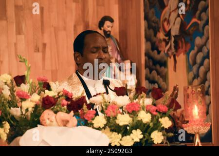 Un sacerdote cristiano presta preghiere all'interno della Chiesa cattolica della Sacra famiglia durante le celebrazioni del giorno di Natale a Srinagar, Jammu e Kashmir, il 25 dicembre 2024. (Foto di Danish Showkat/ credito: SIPA USA/Alamy Live News Foto Stock