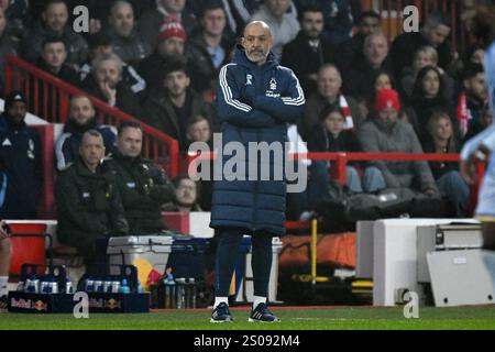 Nuno Espirito Santo, capo allenatore del Nottingham Forest guarda durante la partita di Premier League tra Nottingham Forest e Tottenham Hotspur al City Ground di Nottingham giovedì 26 dicembre 2024. (Foto: Jon Hobley | mi News) crediti: MI News & Sport /Alamy Live News Foto Stock