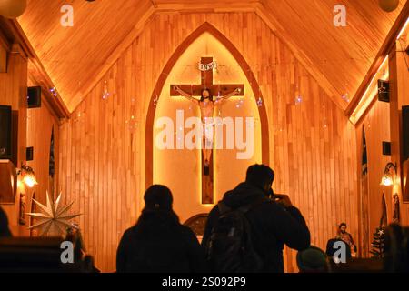 I devoti cristiani si riuniscono per pregare all'interno della Chiesa cattolica della Sacra famiglia durante le celebrazioni natalizie a Srinagar, Jammu e Kashmir, il 25 dicembre 2024. (Foto di Danish Showkat/ Sipa USA) Foto Stock