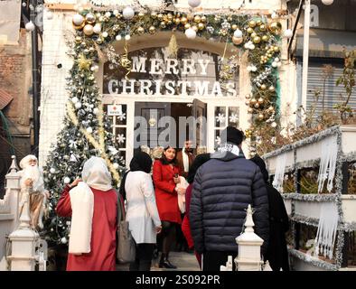 Il 25 dicembre 2024, le persone stavano scattando foto mentre i ristoranti di Srinagar, Jammu e Kashmir, erano festosamente adornati per celebrare il Natale. (Foto di Danish Showkat/ Sipa USA) Foto Stock