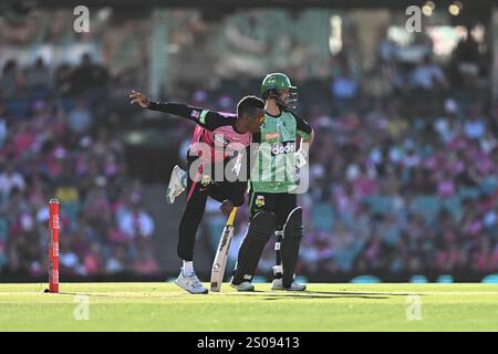 Sydney, Australia. 26 dicembre 2024. L'Akeal Hosein dei Sydney Sixers gioca a bowling durante la partita di Big Bash League tra Sydney Sixers e Melbourne Stars al Sydney Cricket Ground. I Sydney Sixers vincono il loro match di Big Bash League contro i Melbourne Stars al Sydney Cricket Ground per 8 wickets (11 palline rimanenti). Stelle di Melbourne: 194/9 (20 over), Sydney Sixers 198/2 (18,1 over). Credito: SOPA Images Limited/Alamy Live News Foto Stock