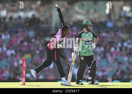 Sydney, Australia. 26 dicembre 2024. L'Akeal Hosein dei Sydney Sixers gioca a bowling durante la partita di Big Bash League tra Sydney Sixers e Melbourne Stars al Sydney Cricket Ground. I Sydney Sixers vincono il loro match di Big Bash League contro i Melbourne Stars al Sydney Cricket Ground per 8 wickets (11 palline rimanenti). Stelle di Melbourne: 194/9 (20 over), Sydney Sixers 198/2 (18,1 over). Credito: SOPA Images Limited/Alamy Live News Foto Stock