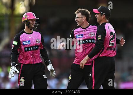 Sydney, Australia. 26 dicembre 2024. Todd Murphy dei Sydney Sixers festeggia con i suoi compagni di squadra dopo aver bocciato Marcus Stoinis dei Melbourne Stars durante la partita di Big Bash League tra Sydney Sixers e Melbourne Stars al Sydney Cricket Ground. I Sydney Sixers vincono il loro match di Big Bash League contro i Melbourne Stars al Sydney Cricket Ground per 8 wickets (11 palline rimanenti). Stelle di Melbourne: 194/9 (20 over), Sydney Sixers 198/2 (18,1 over). Credito: SOPA Images Limited/Alamy Live News Foto Stock