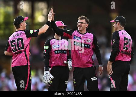 Sydney, Australia. 26 dicembre 2024. Todd Murphy dei Sydney Sixers festeggia con i suoi compagni di squadra dopo aver bocciato Marcus Stoinis dei Melbourne Stars durante la partita di Big Bash League tra Sydney Sixers e Melbourne Stars al Sydney Cricket Ground. I Sydney Sixers vincono il loro match di Big Bash League contro i Melbourne Stars al Sydney Cricket Ground per 8 wickets (11 palline rimanenti). Stelle di Melbourne: 194/9 (20 over), Sydney Sixers 198/2 (18,1 over). Credito: SOPA Images Limited/Alamy Live News Foto Stock