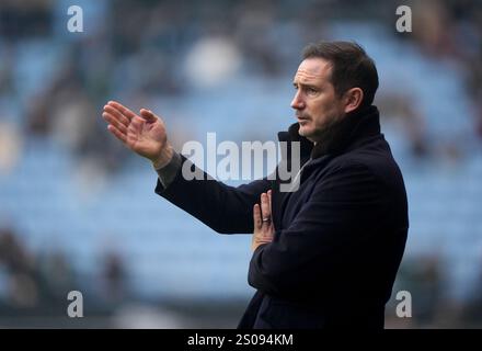 L'allenatore del Coventry City Frank Lampard durante la partita per il campionato Sky Bet alla Coventry Building Society Arena di Coventry. Data foto: Giovedì 26 dicembre 2024. Foto Stock