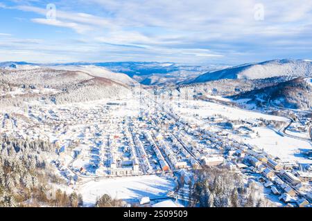 Vista aerea della città di Delnice in Gorski kotar in inverno sotto la neve, Croazia Foto Stock