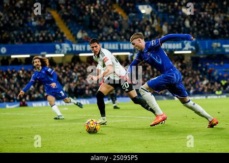 Cole Palmer del Chelsea rompe con il pallone durante la partita di Premier League Chelsea vs Fulham allo Stamford Bridge, Londra, Regno Unito, 26 dicembre 2024 (foto di Izzy Poles/News Images) Foto Stock