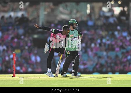 Sydney, Australia. 26 dicembre 2024. L'Akeal Hosein dei Sydney Sixers gioca a bowling durante la partita di Big Bash League tra Sydney Sixers e Melbourne Stars al Sydney Cricket Ground. I Sydney Sixers vincono il loro match di Big Bash League contro i Melbourne Stars al Sydney Cricket Ground per 8 wickets (11 palline rimanenti). Stelle di Melbourne: 194/9 (20 over), Sydney Sixers 198/2 (18,1 over). (Foto di Ayush Kumar/SOPA Images/Sipa USA) credito: SIPA USA/Alamy Live News Foto Stock