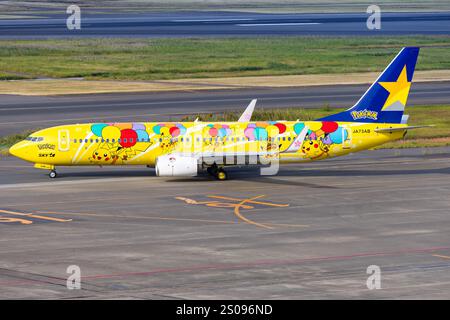 Giappone - Tokio, 21 novembre 2024: Skymark Airlines (Pokémon Livery) Boeing 737-800 in Giappone Foto Stock