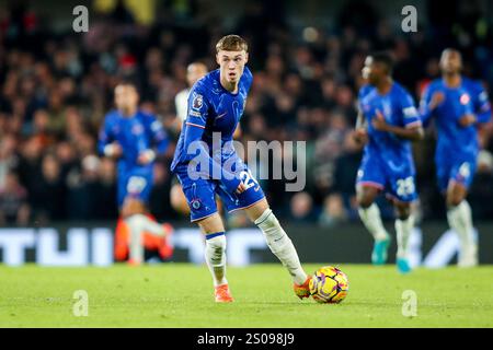 Cole Palmer del Chelsea rompe con il pallone durante la partita di Premier League Chelsea vs Fulham allo Stamford Bridge, Londra, Regno Unito, 26 dicembre 2024 (foto di Izzy Poles/News Images) Foto Stock