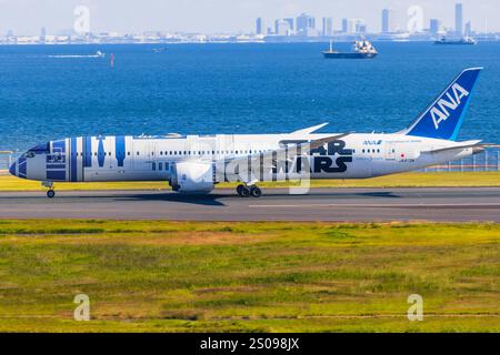 Giappone - Tokio, 21 novembre 2024: ANA B787 guerre stellari in Giappone Foto Stock